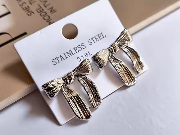 گوشواره مینیمال پاپیون آبکاری نقره