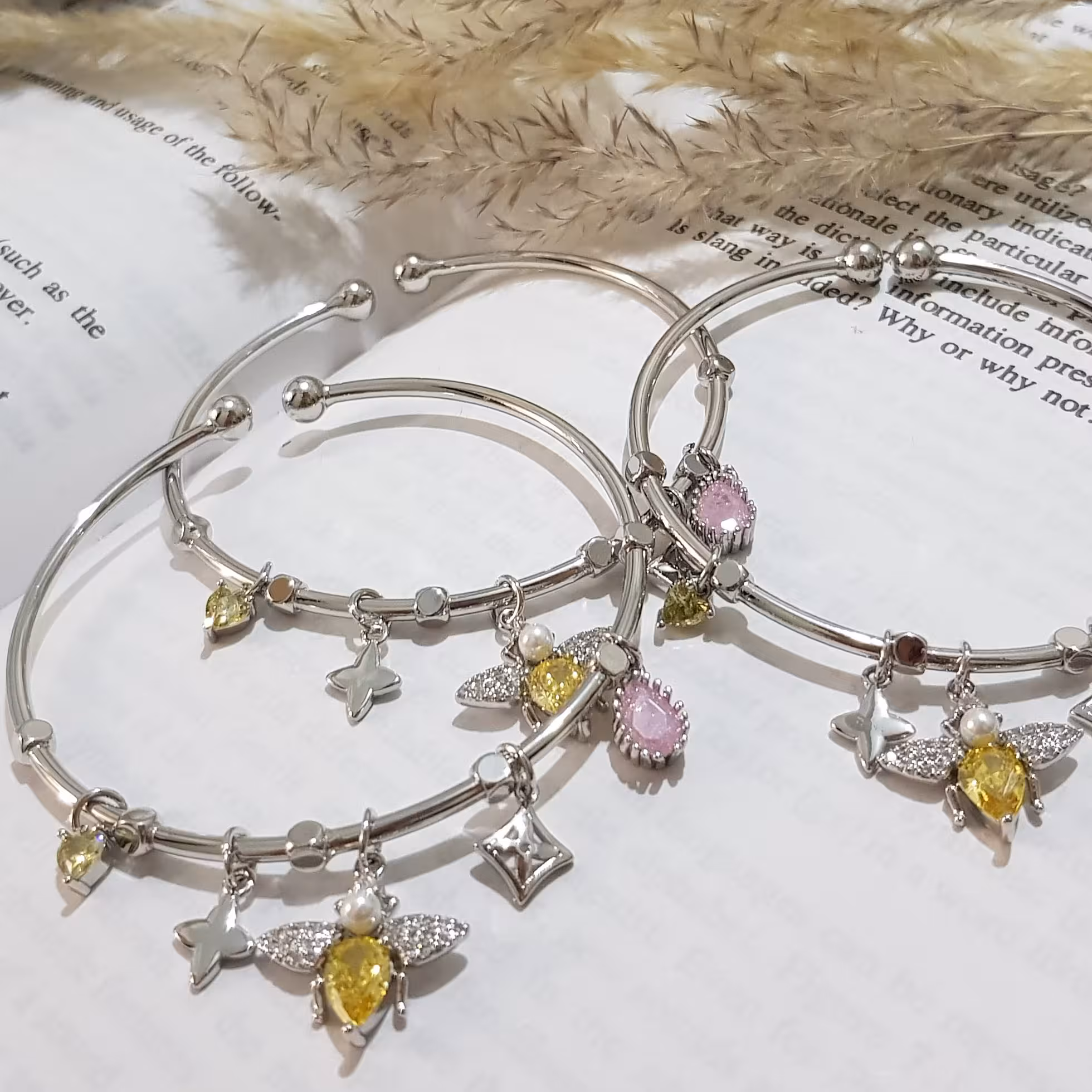 دستبند النگویی(بنگل)برند وای اس ایکس ysx طرح پرنده نگین رنگی کد 3378