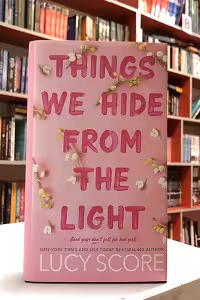 Things We Hide from the Light اثر Lucy Score