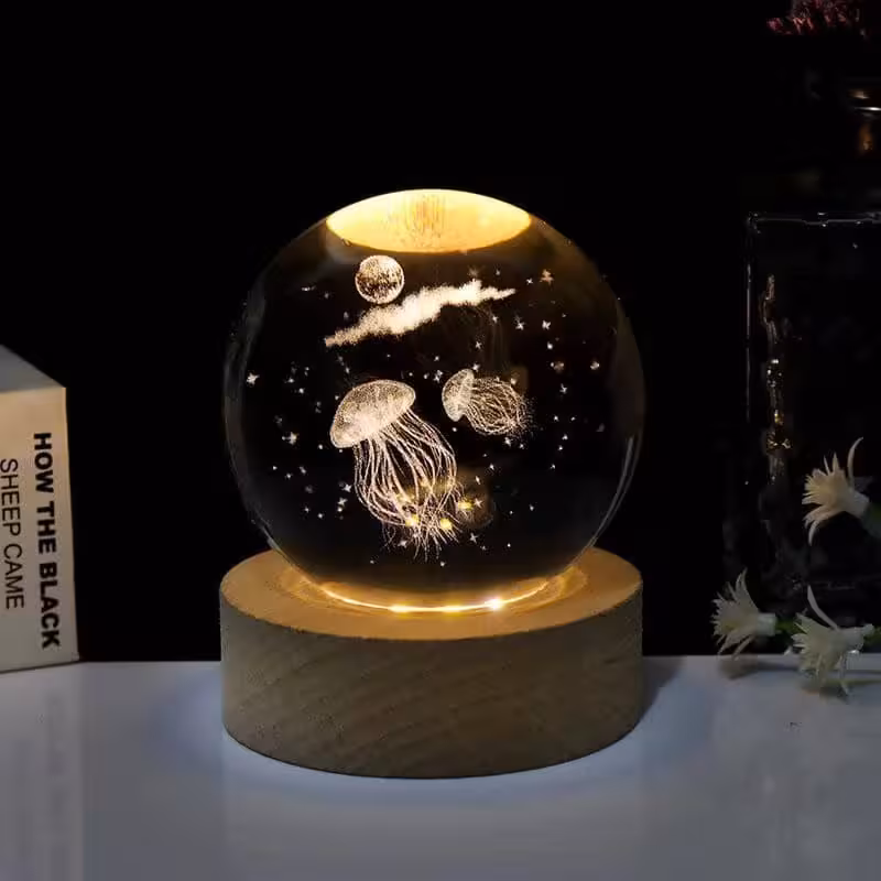 چراغ خواب گوی کریستالی طرح عروس دریایی سایز 8 با پایه چوبی و چراغ رنگی