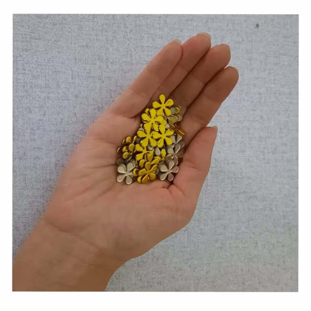 نگین حرارتی  (اتویی)مدل شکوفه طلایی بسته ی (50  عددی) مناسب برای  تزیین انواع لباس .شال و کوسن 