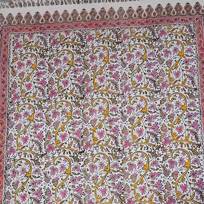 سفره ورومیزی قلمکاری سنتی سایز 1متری صورتی