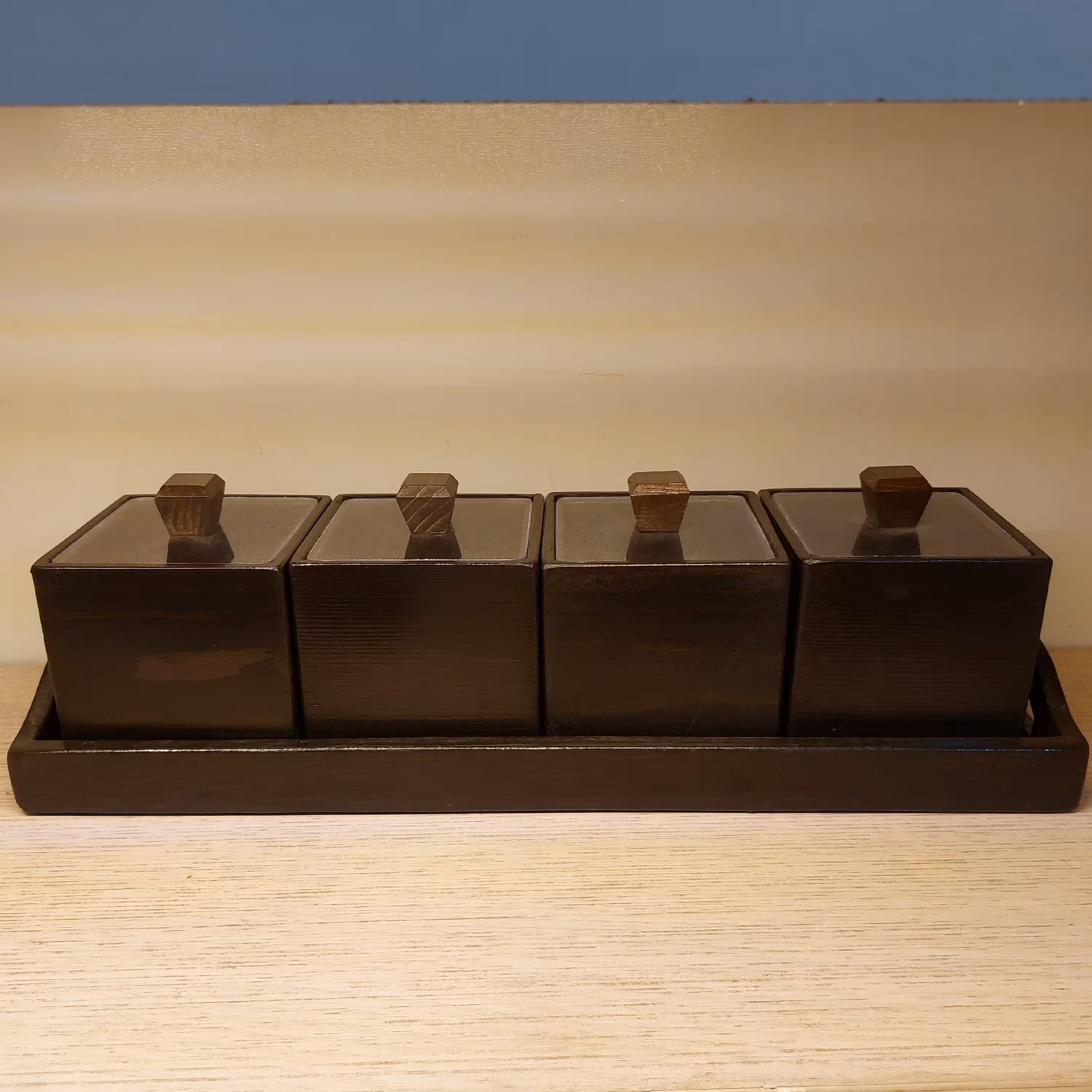 جا ادویه ای یا پاسماوری چوبی دستساز چهارتایی در طلق دار  با سینی به رنگ ونگه 