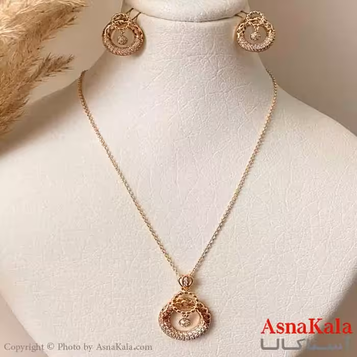 نیم ست زنانه ژوپینگ مدل کارتیر نگیندار شامل گوشواره و آویز رنگ طلایی کد NIM14946W