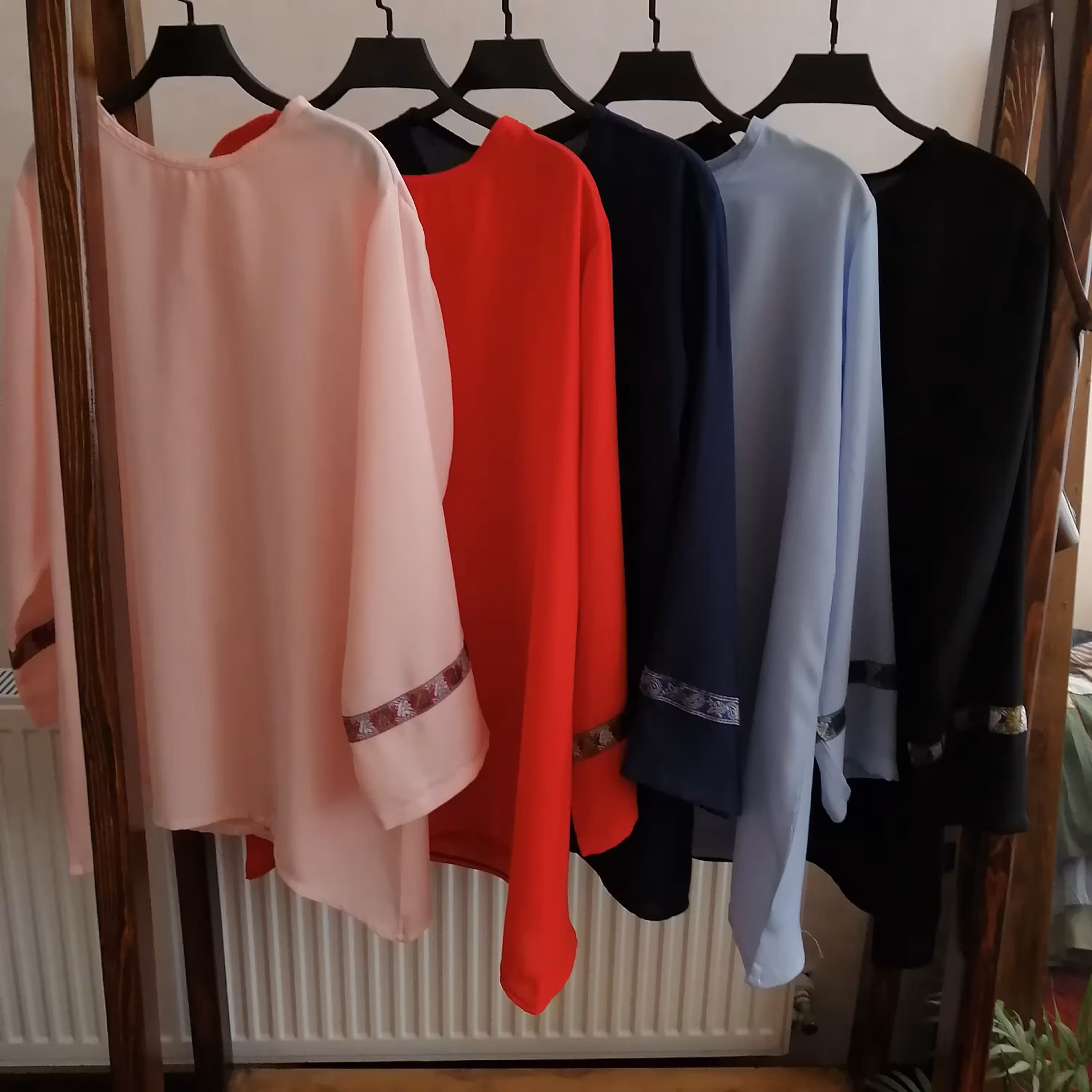 شومیز زنانه سایز بزرگ مدل شقایق سایز 6و7مناسب سایز  64تا72 جنس کرپ جودی نرم لطیف سبک وراحت