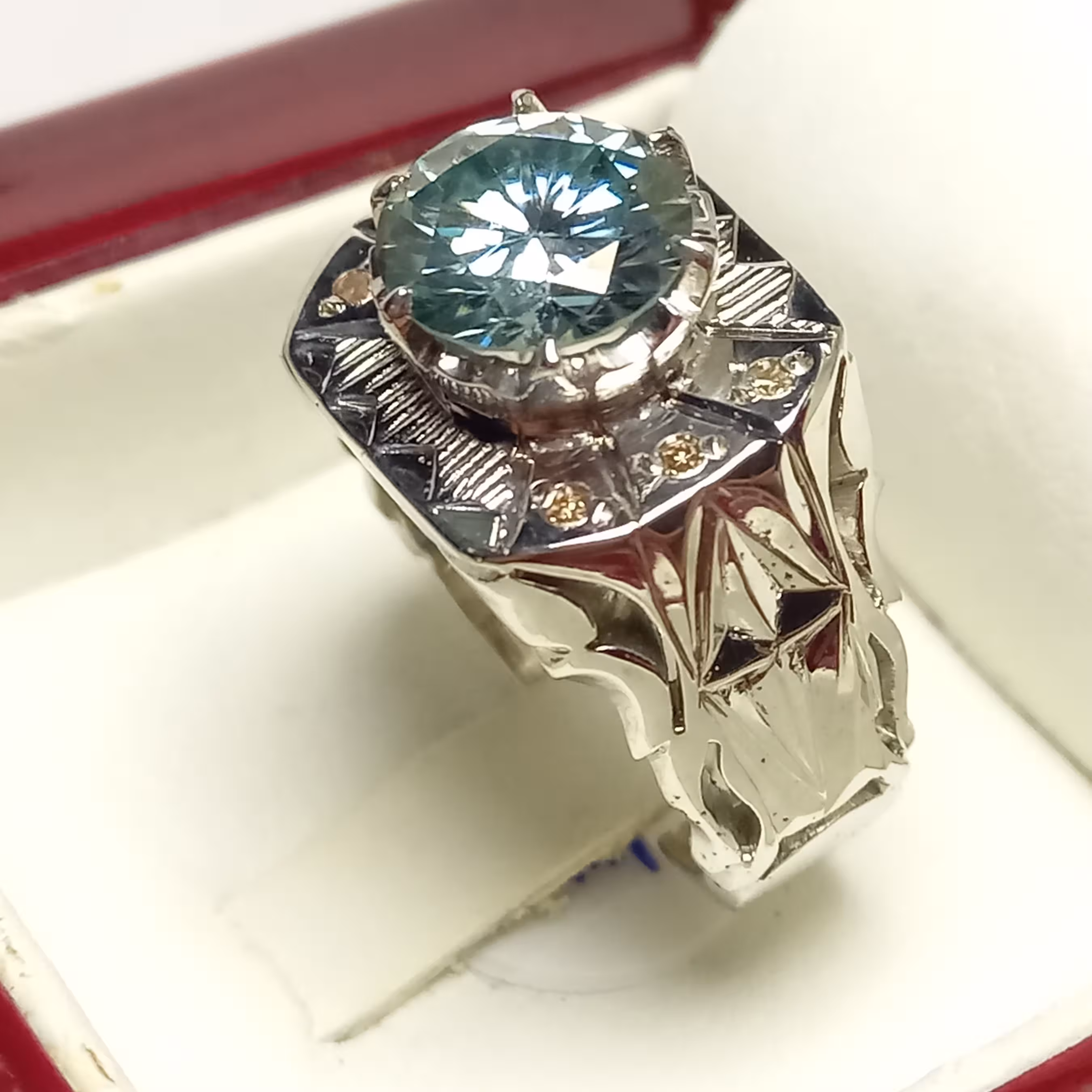 انگشتر نقره با نگین موزانایت همراه با ابکاری رادیوم