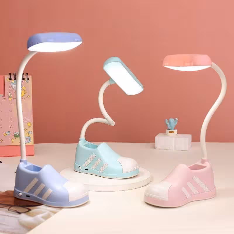 چراغ مطالعه مدل شارژی فانتزی طرح کفش سه کاره(چراغ، جاقلمی، جای گوشی)