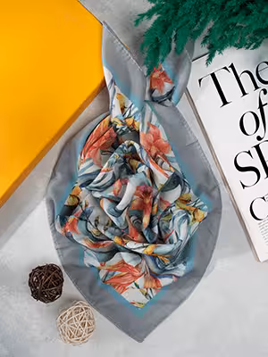 مینی اسکارف نخی سفید با گلهای رنگی و حاشیه طوسی کد YM54