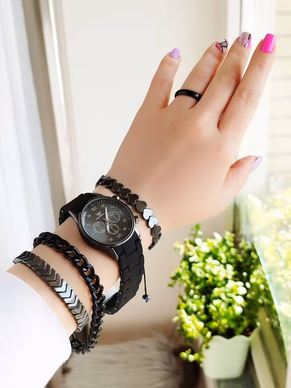 ساعت مشکی همراه با دوعدد دستبند جدید.یک عدد دستبند کارتیر و حلقه