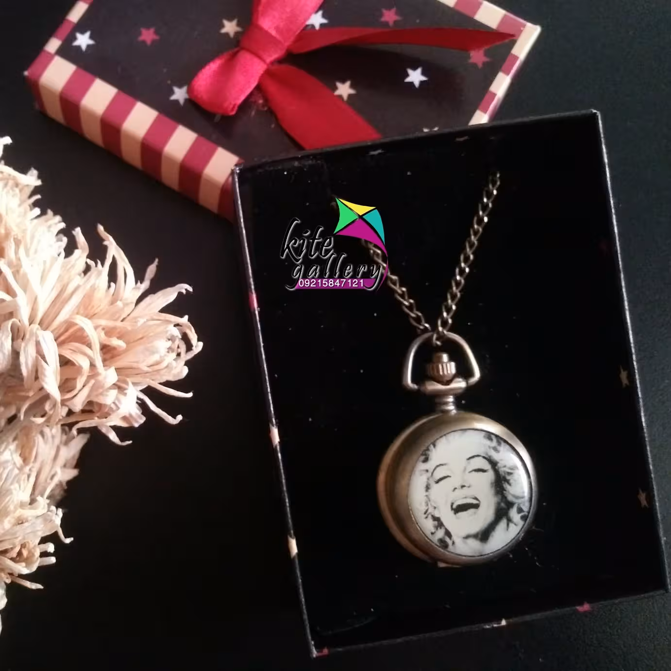 ساعت گردنی طرح مرلین مونرو