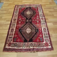 فرش دستباف لری طرح 2 ترنج، سایز قالیچه، با رنگ زمینه لاکی و حاشیه کرم، کد 39449