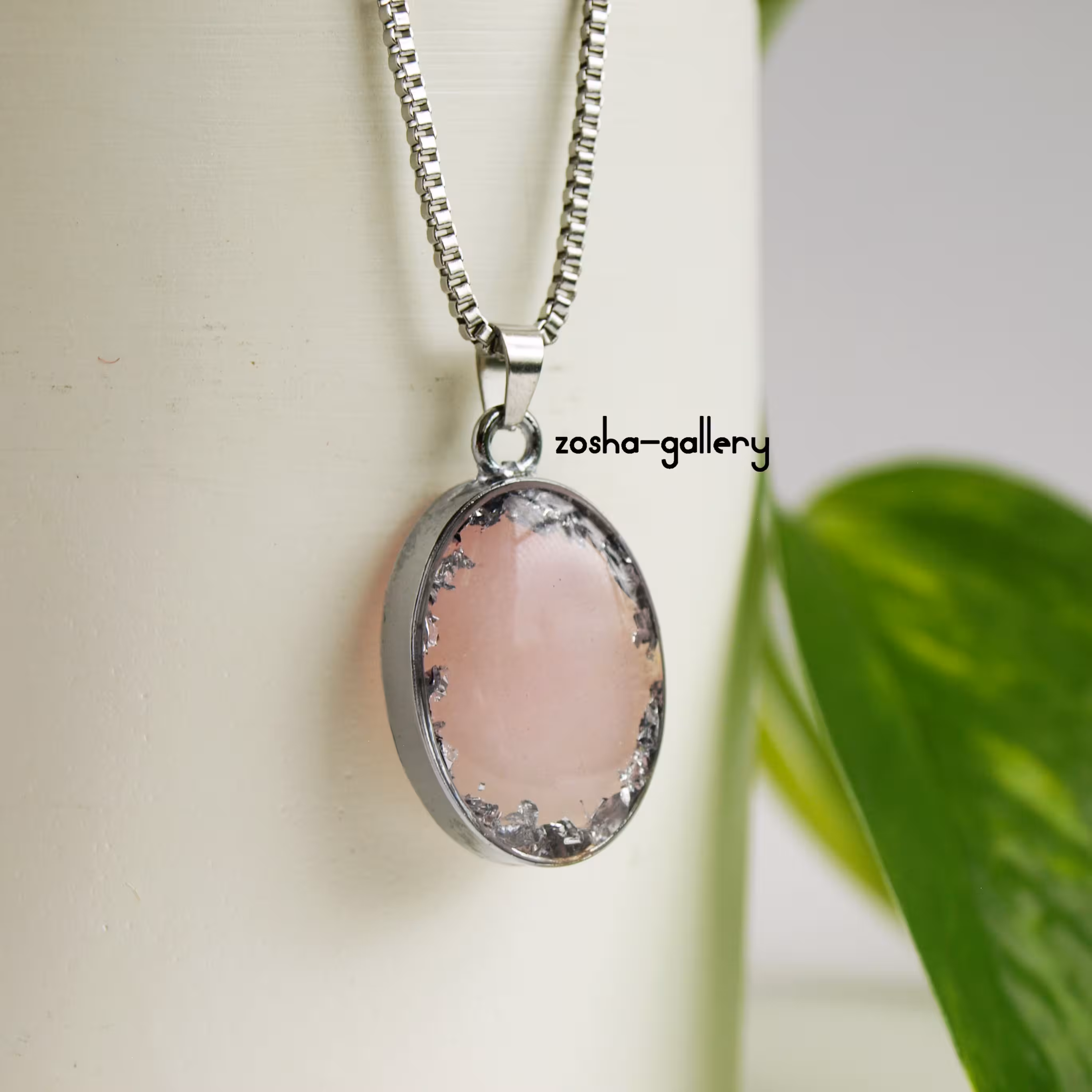 آویز جذاب رز کوارتز  با سنگ اصل و طبیعی کاملا رنگ ثابت با فریم نقره ای همراه با زنجیر قابل سفارش همراه با دستبند مهره ای