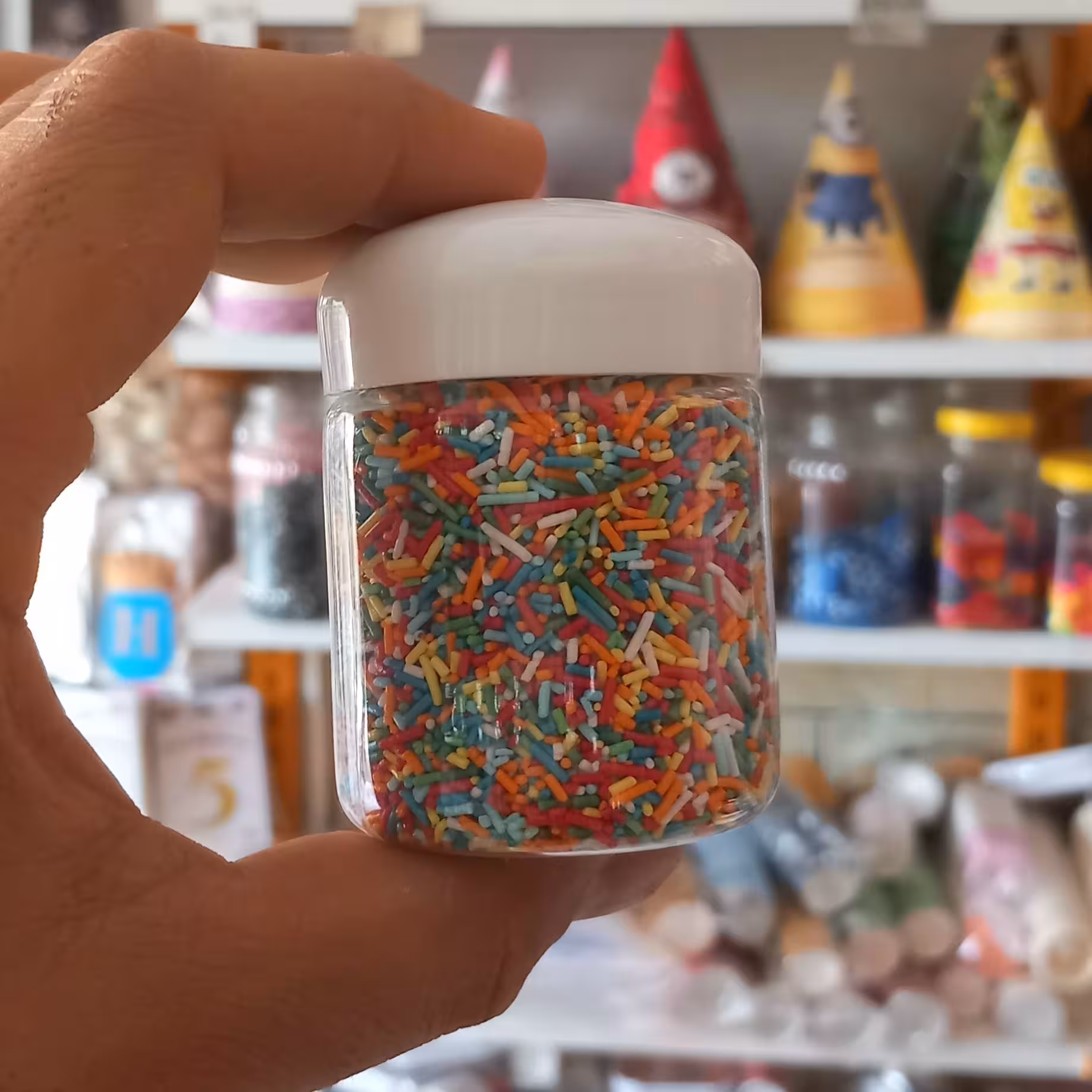 ترافل رشته ای رنگی 100گرمی مناسب کیک و شیرینی و ژله و دسر