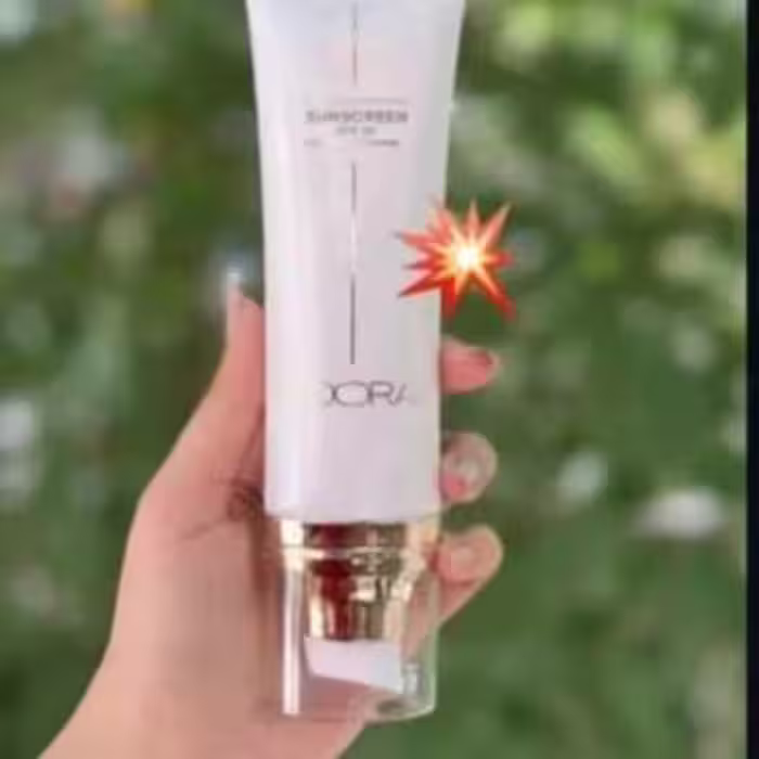کرم ضد آفتاب  SPF50 بی رنگ مناسب انواع پوست لدورا کر 80 میلی لیتر