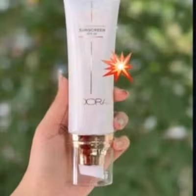 کرم ضد آفتاب SPF50 بی رنگ مناسب انواع پوست لدورا کر 80 میلی لیتر