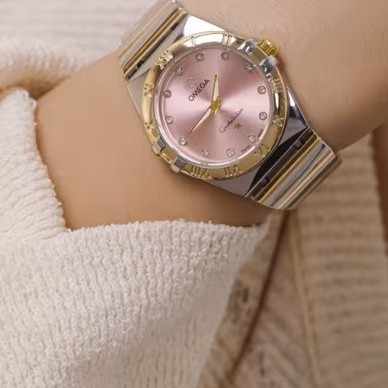 ست ساعت مچی زنانه و مردانه امگا طرح کانستلیشن Omega Constelation کیفیت عالی بند استیل دو رنگ صفحه نمایش رنگبندی طلایی مشکی سفید  صورتی کد 9194