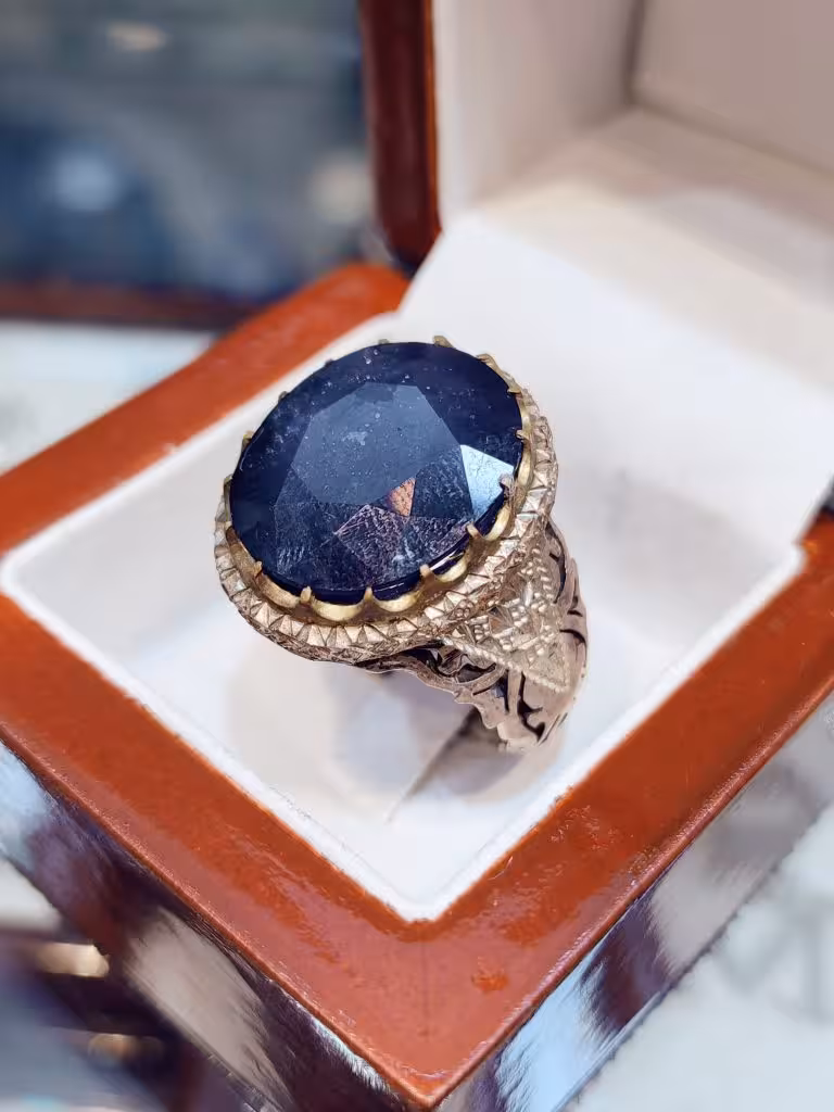 انگشتر نقره مردانه دستساز نگین یاقوت کبود – کدR324