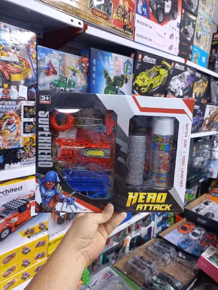 دستکش اسپایدرمن با تار و اسپری آب