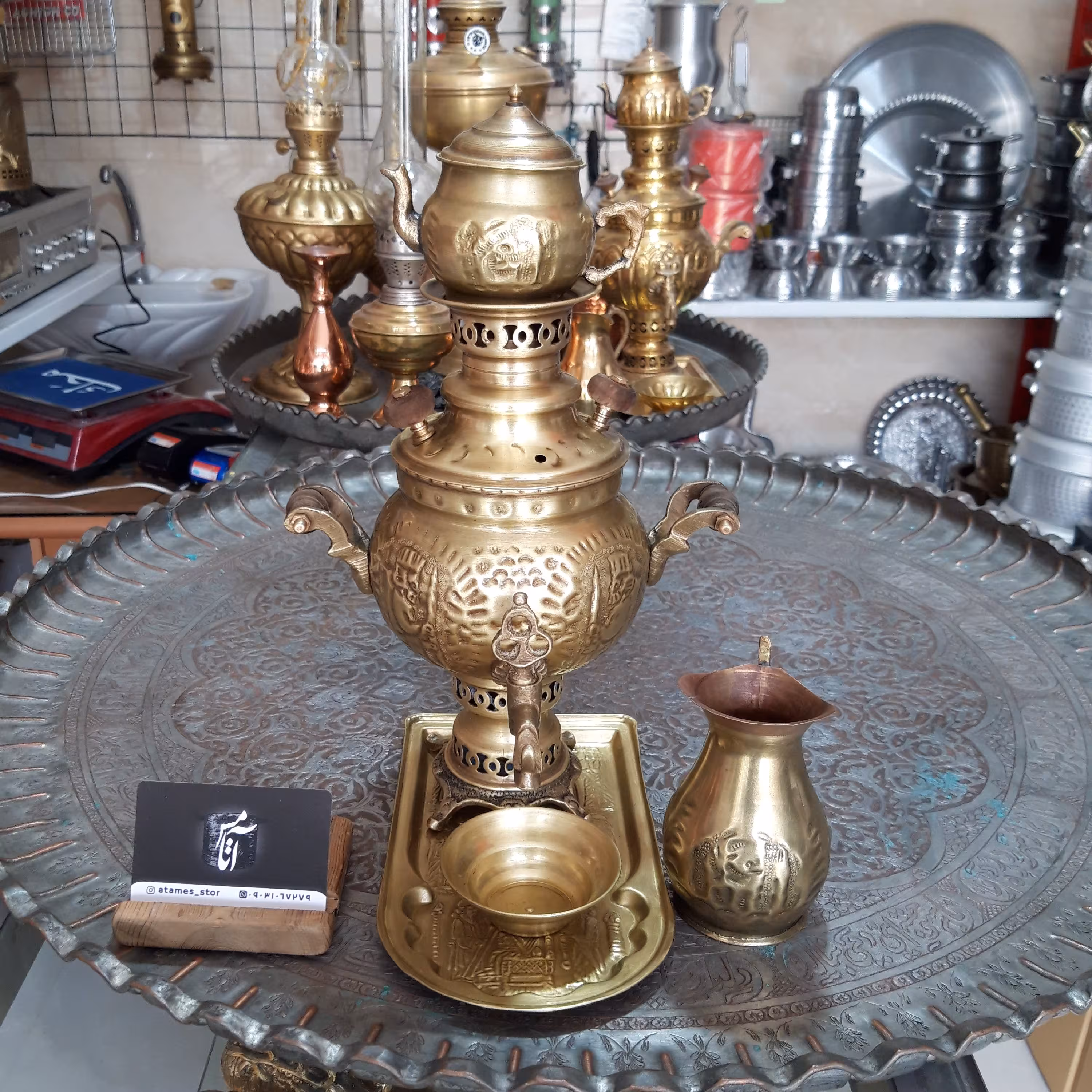 سماور ذغالی یک لیتری آنتیک طرح هخامنشی به همراه سرویس کامل