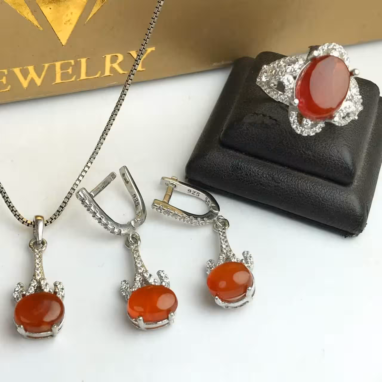 نیم ست عقیق یمنی اصلی   
عیار نقره 925ارسال رایگان 