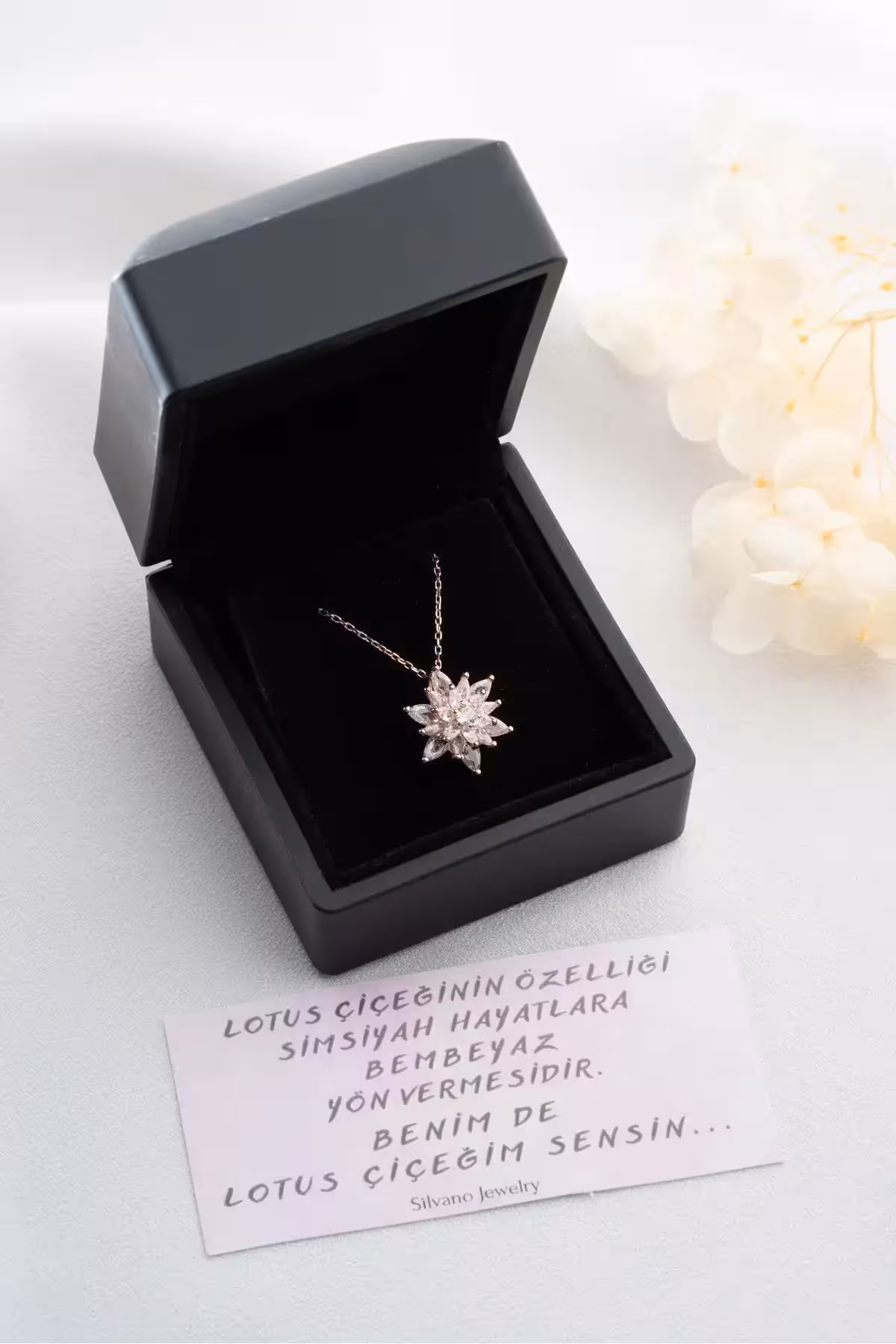 گردنبند گل لوتوس سفید یخ‌زده در جعبه نورانی از نقره 925 عیار - 6258