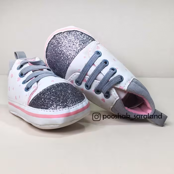 پاپوش نوزاد دخترانه طرح قلب سفید