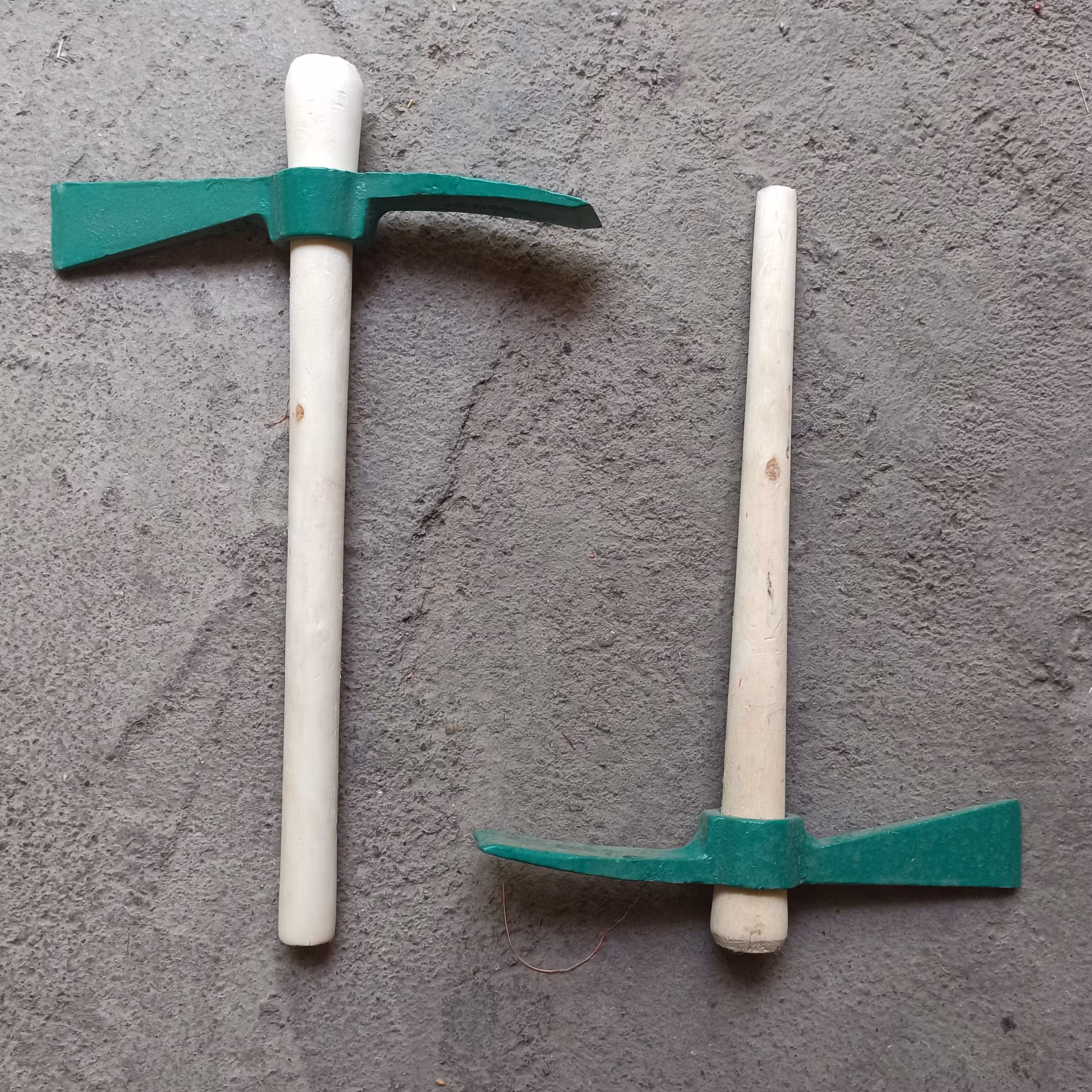 تیشه دوسر متوسط با دسته چوبی