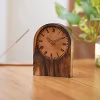 ساعت رومیزی چوبی مدل طاق — اعداد رومی   طراحی منحنی — چوب گردو طبیعی