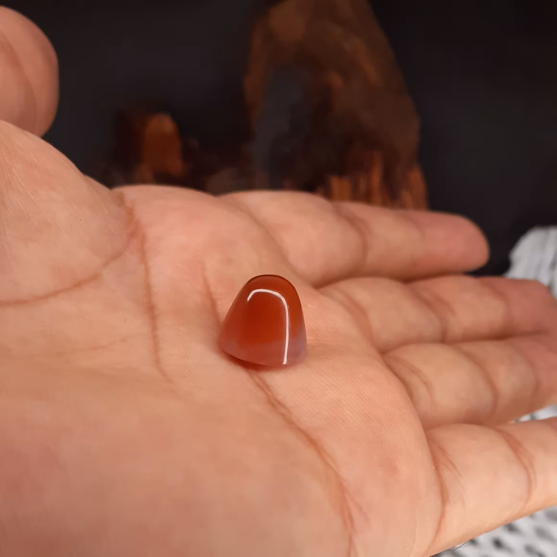 عقیق سرخ تراش دست کله قندی زیبا