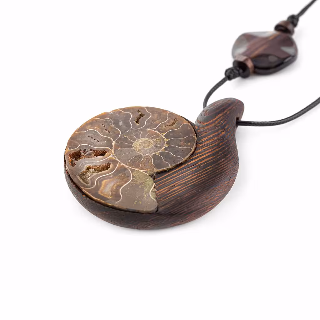 گردنبند فسیل آمونیت و چوب ونگه(حلزون)