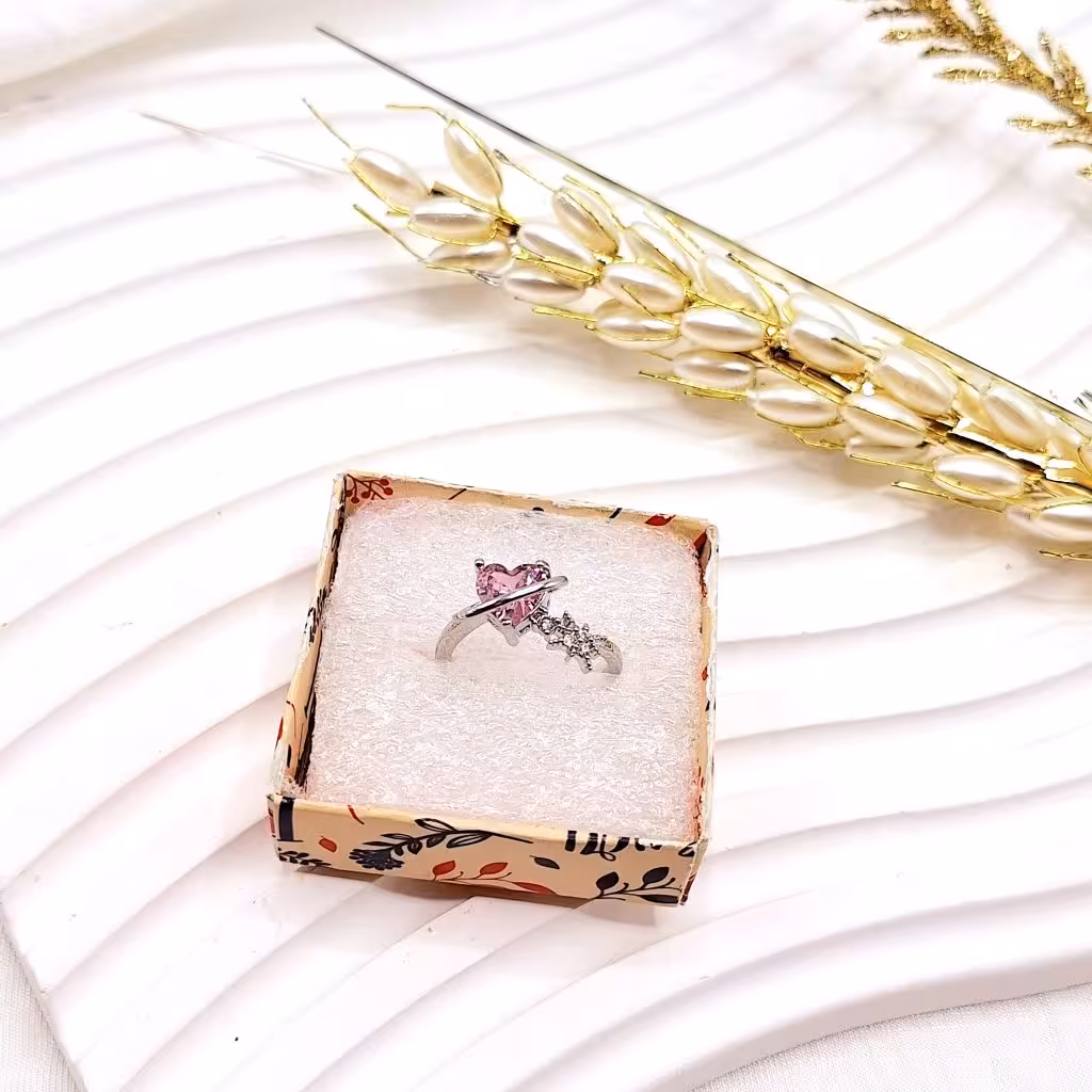 انگشتر پینترستی طرح قلب صورتی و سیارات