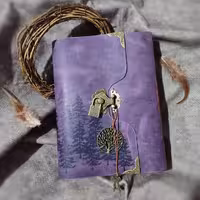 دفتر چرمی قفلدار ، چرم گاوی افکتی بنفش، 20/5 در 15 سانت، 160 برگ کاغذ خطدار ، حکاکی شده ، قفلدار