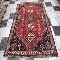 فرش دستباف شيراز طرح 5 ترنج سایز پرده اي رنگ زمینه لاكي رنگ حاشیه كرم کد 38618
