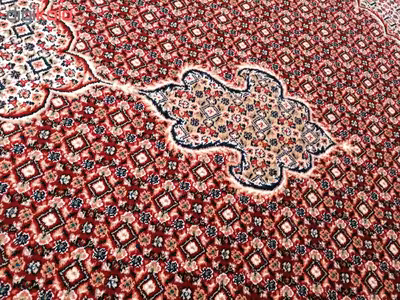 فرش ماشینی زمرد مشهد طرح ریز ماهی زمینه لاکی