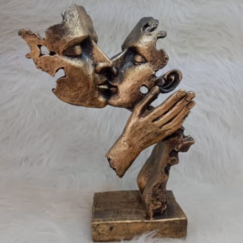 مجسمه رخ بوسه عاشق
