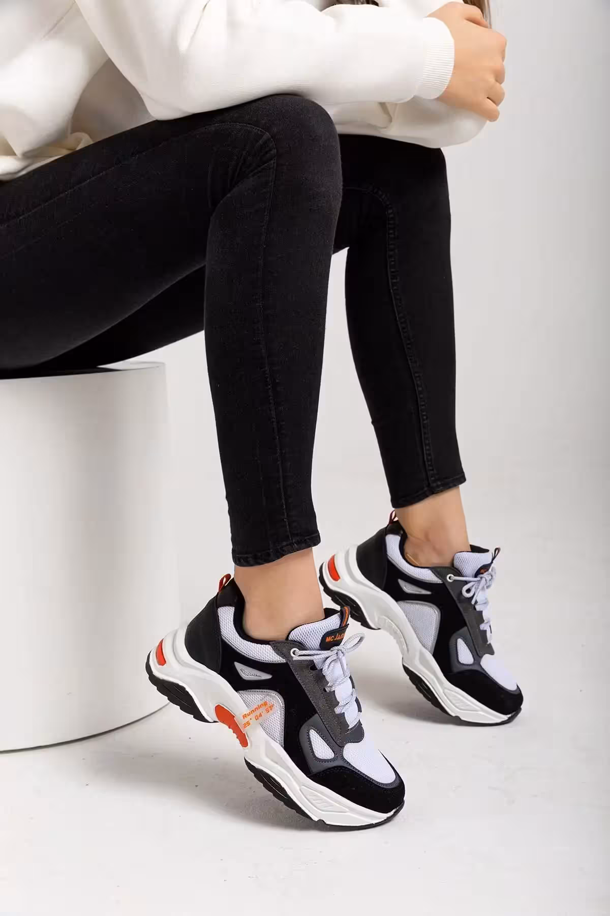 کفش ورزشی زنانه مشکی نارنجی مدل 2005 – 3186