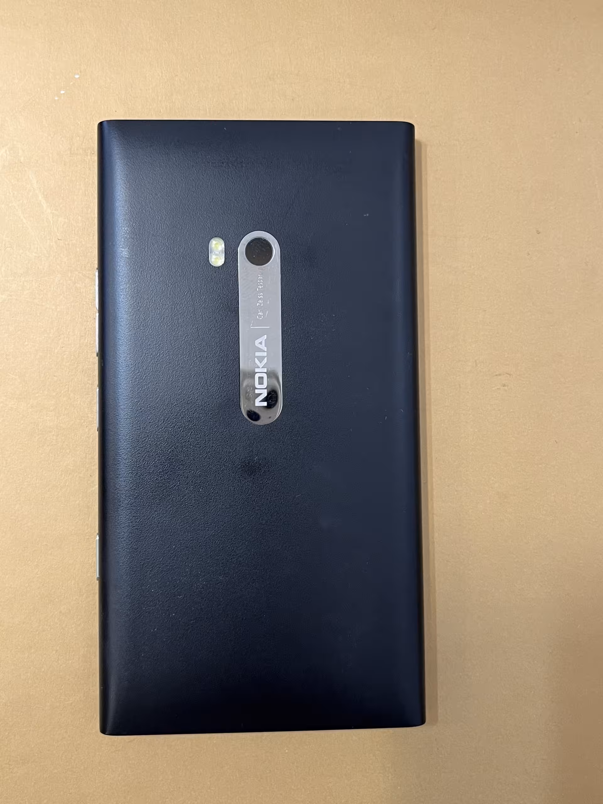 درب پشت نوکیا لومیا NOKIA LUMIA 900کیفیت جنس : فابریک و اورجینال آکبند کمپانی نوکیا نو و آکبند ( رنگ مشکی) “اصالت کالا”:”اورجینال”