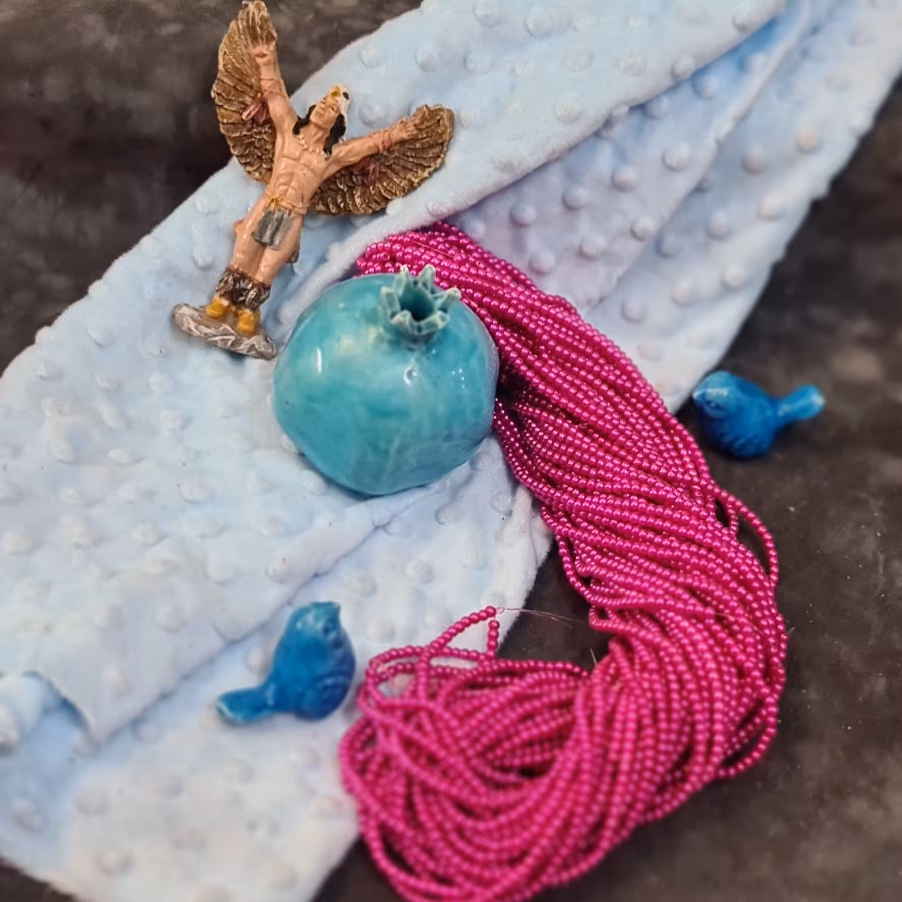 مروارید سنگی(کد 2) اصل شماره 4(صورتی تیره صدفی   ) شامل  (190  الی 200  ) عدد مروارید سنگی