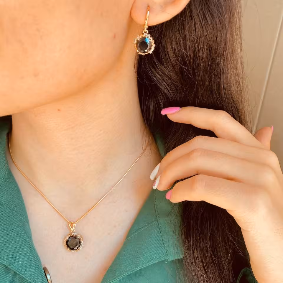 نیم ست نگین مشکی  دور طلایی ژوپینگ رنگ ثابت و ضد حساسیت