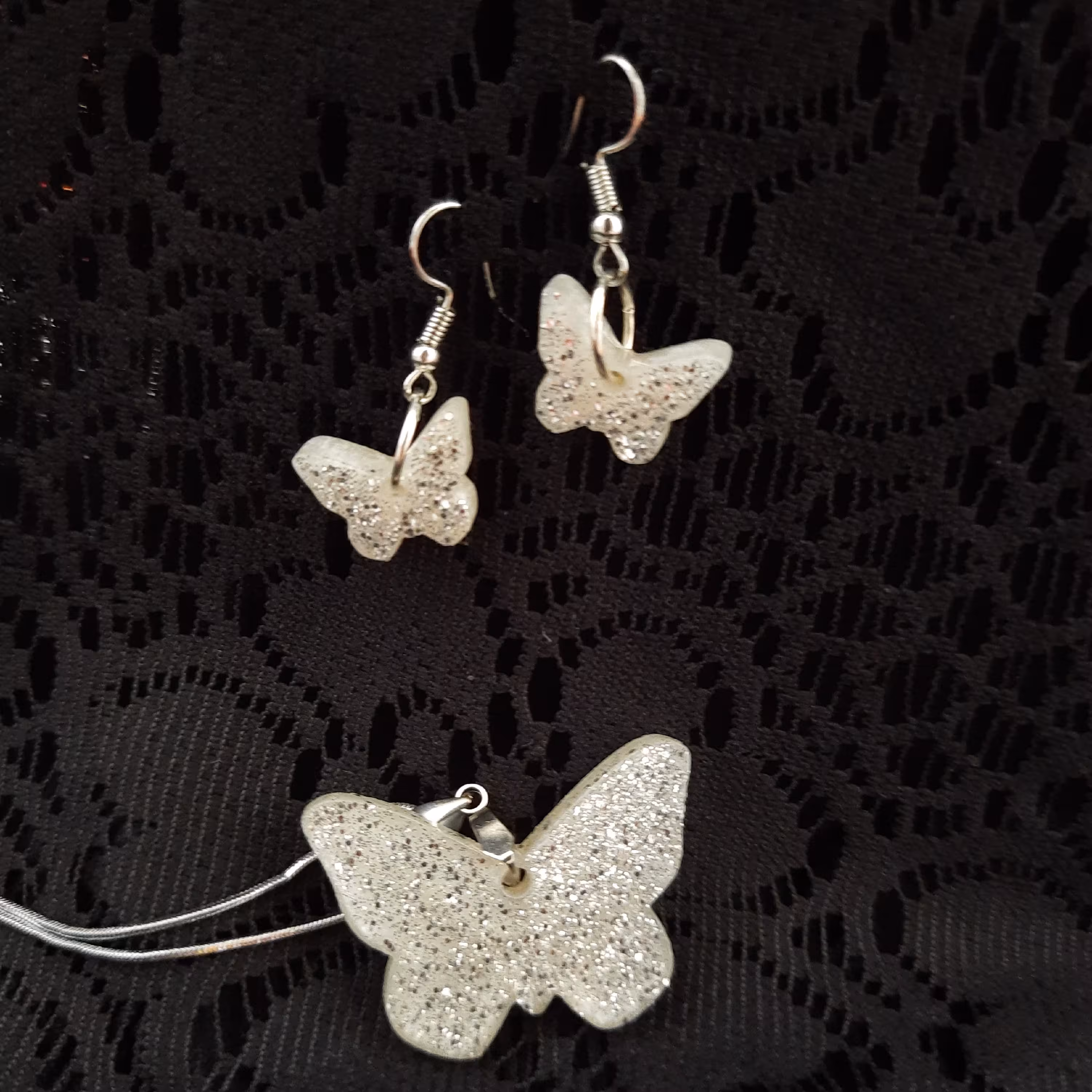 نیم ست رزینی پروانه ( گردنبند و گوشواره) با زنجیر استیل رنگ ثابت