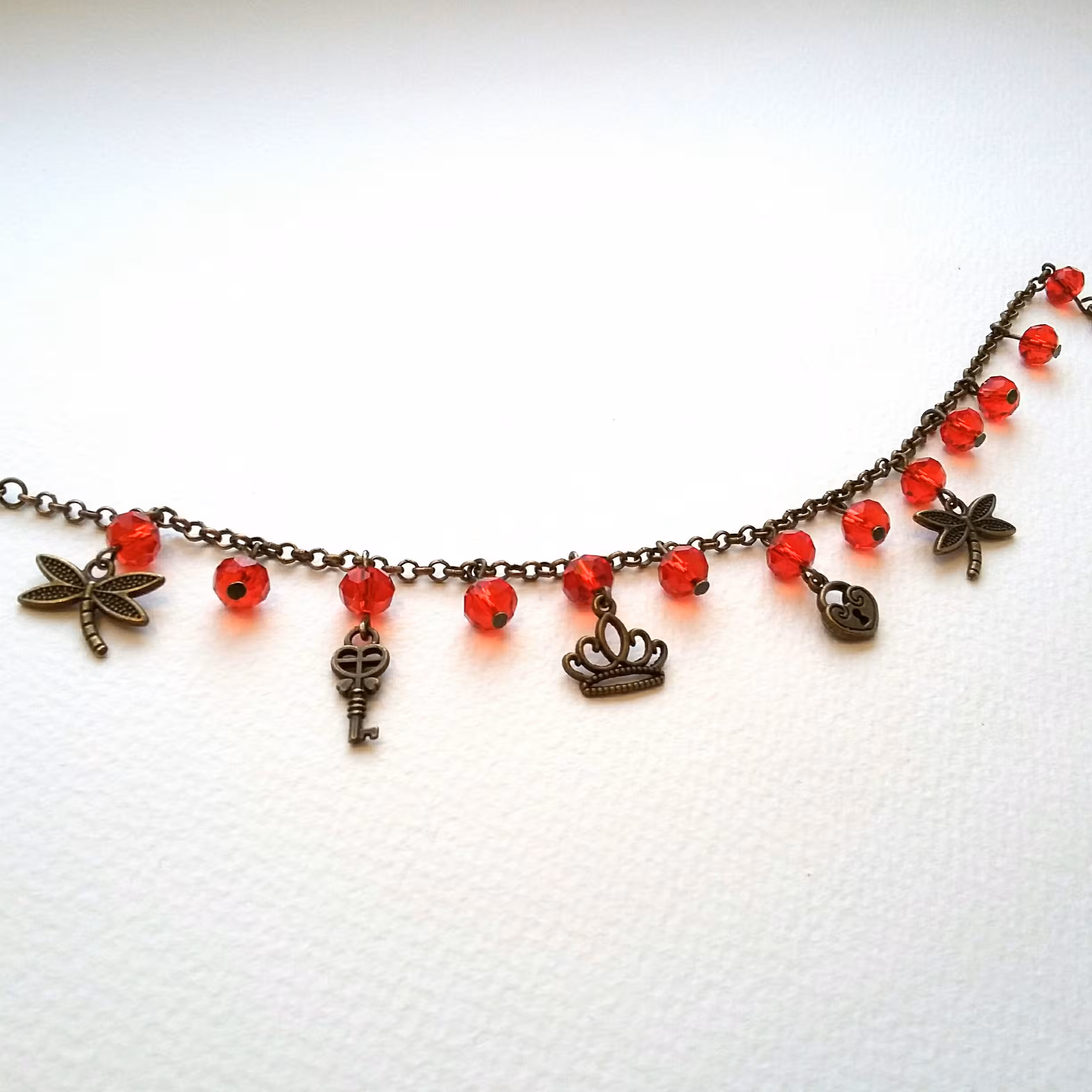 دستبند برنزی آویزدار با کریستال قرمز