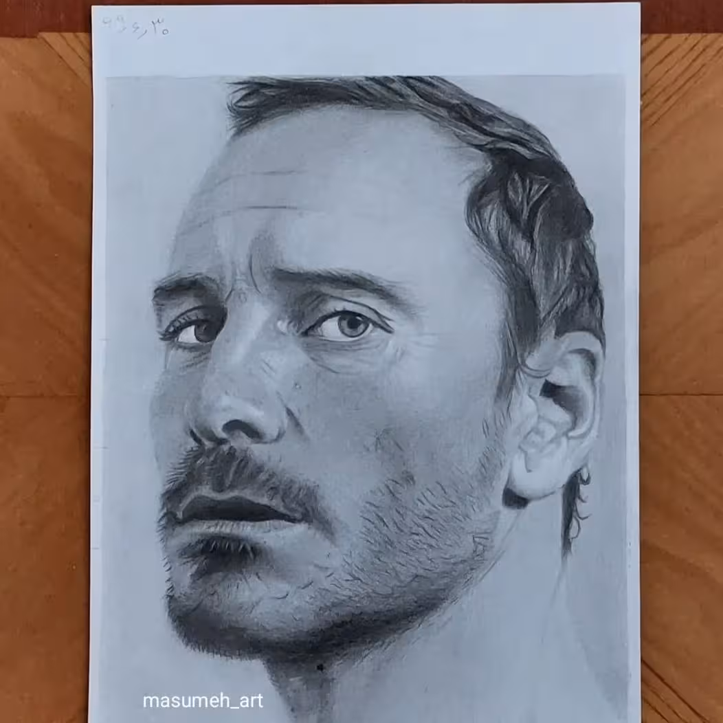 نقاشی از چهره  با مداد گرافیت روی کاغذ، با درجات متفاوت مداد،در اندازه A4. 