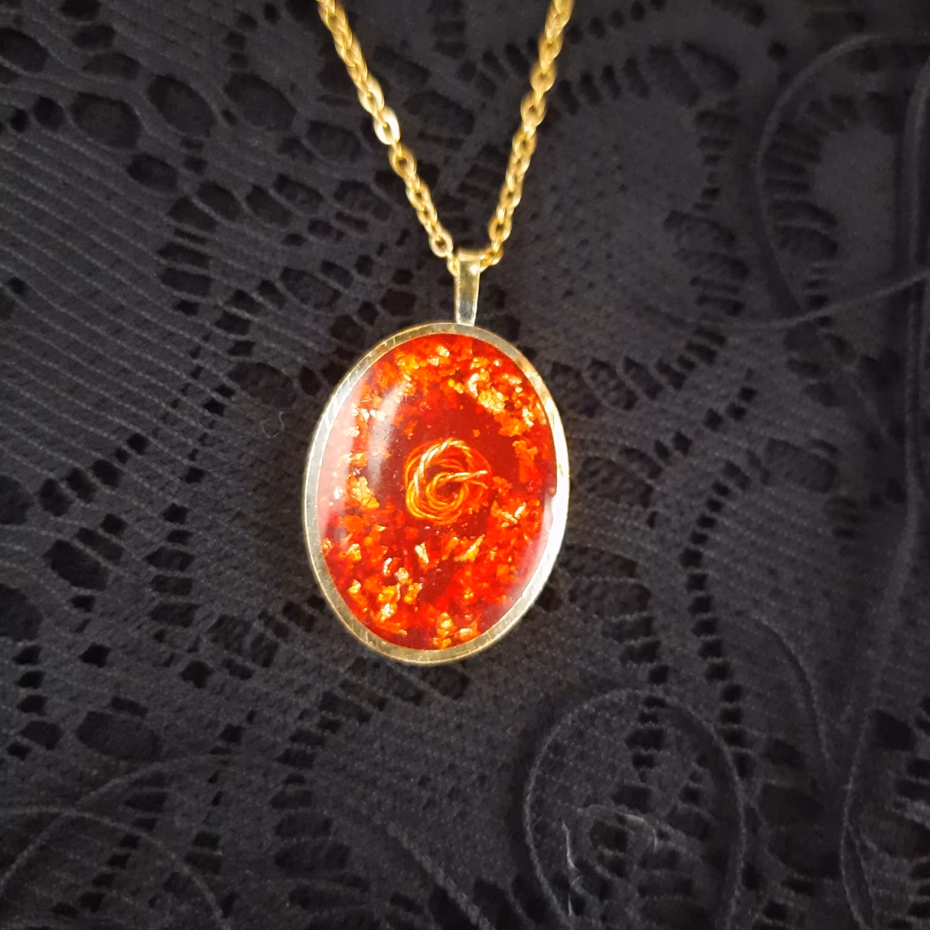 گردنبند رزینی محدب بیضی شکل قرمز با فریم طلائی نیمه مات