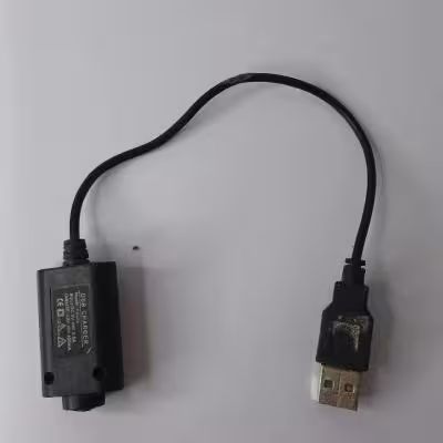 رابط USB کوچک با مبدل شارژ یا اتصال‌دهنده مخصوص دستگاه‌های وپ/سیگار برقی.