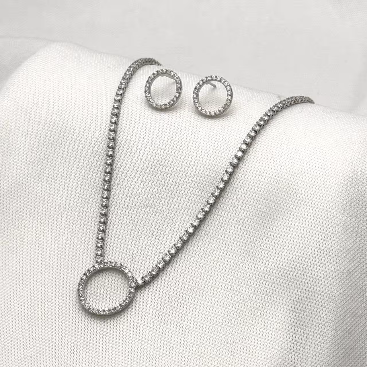 نیم ست دخترانه دایره نگیندار نقره ای طرح طلاسفید ارسال رایگان