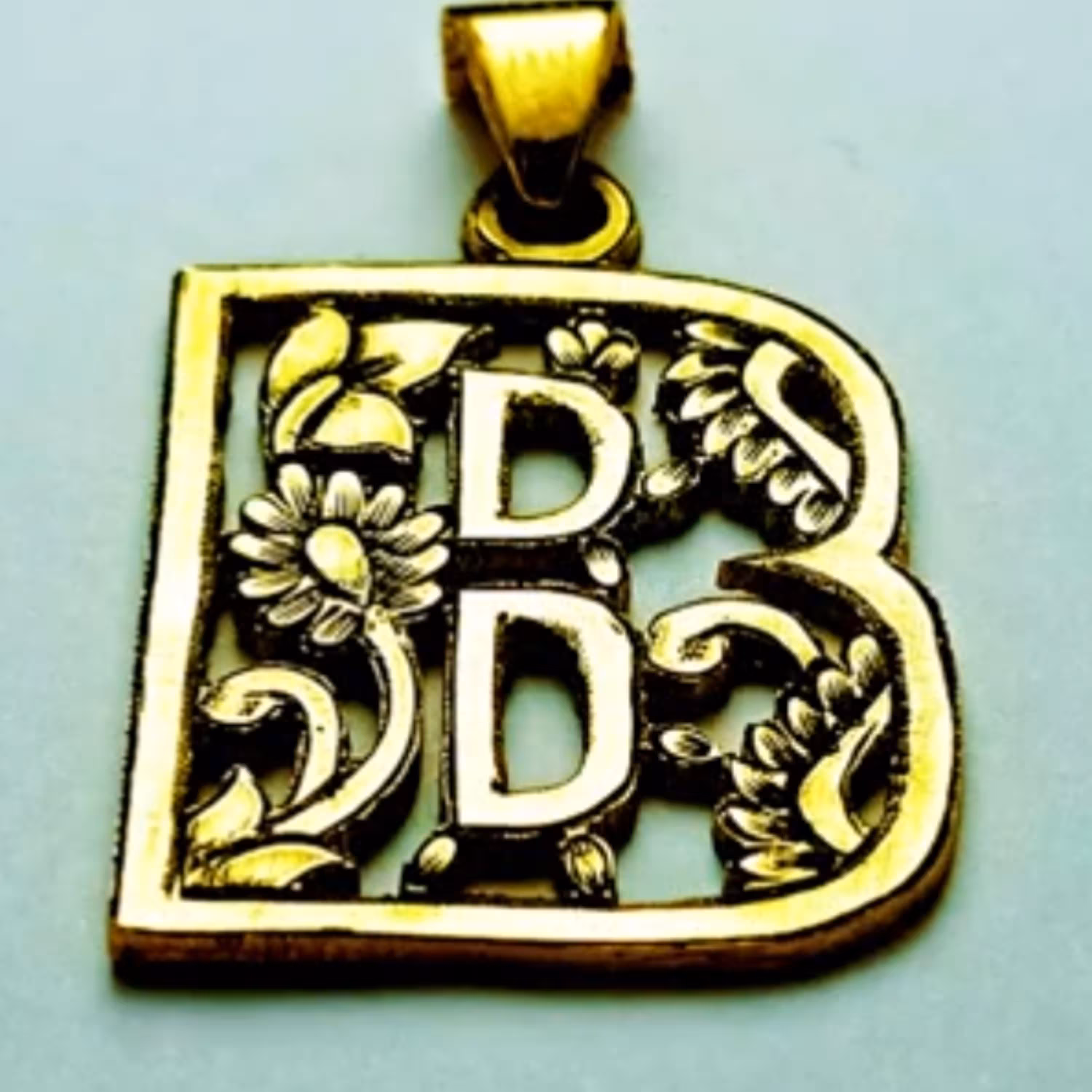 گردن آویز B یا گردنی B با طرح اسلیمی. قلمزنی ومشبککاری. دستساز