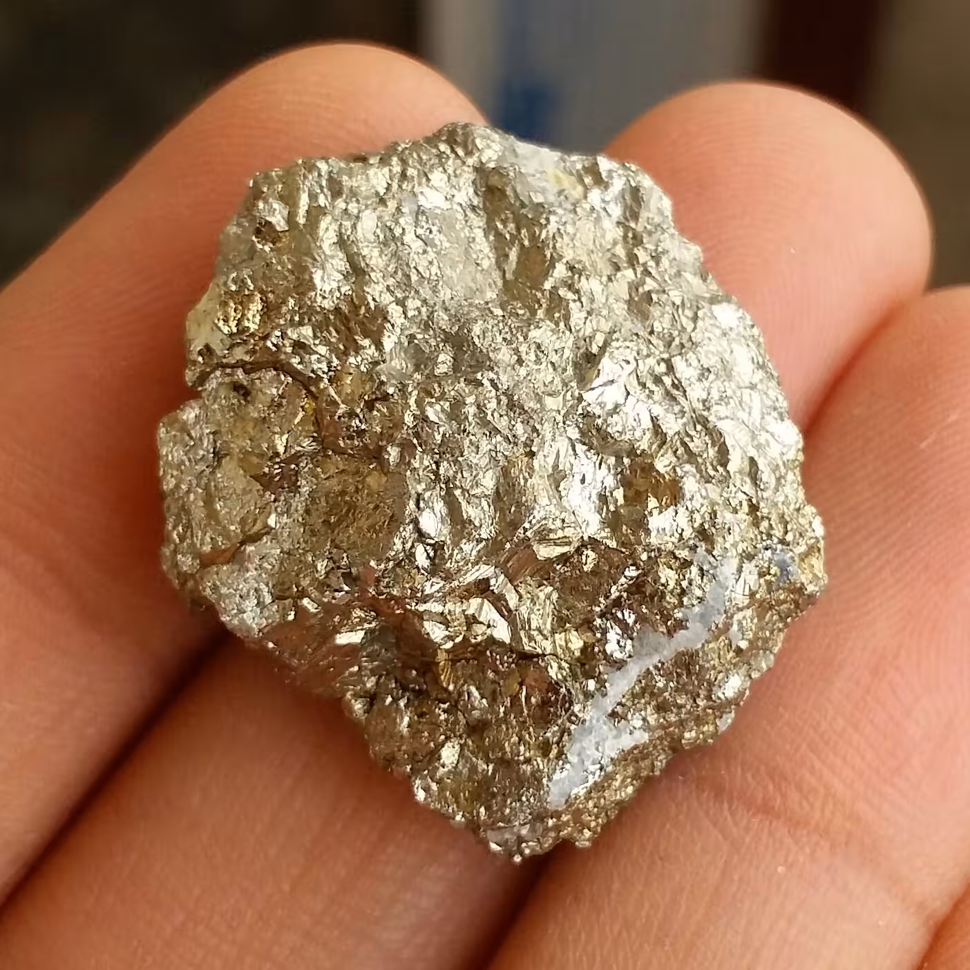 سنگ راف پیریت طلایی حبه شده همرشدی با بورنیت ملقب به سنگ طلا روی بستر 100 در 100 طبیعی شاهکار خلقت
بی نظیر
کد 10434