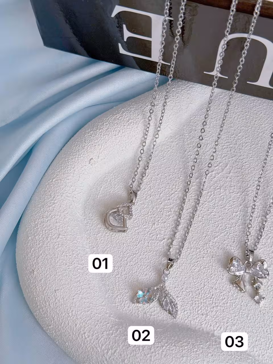 کالکشن گردنبند طرح جواهری سفید1159گردنبند/زنجیر استیل/پلاک ابکاری/ضدحساسیت/کیفیت بالا/نگین مخراج کاری شده/هرگونه بدلیجات از موادشوینده عطر ادکلن استخر عرق اسیدی دور باشند