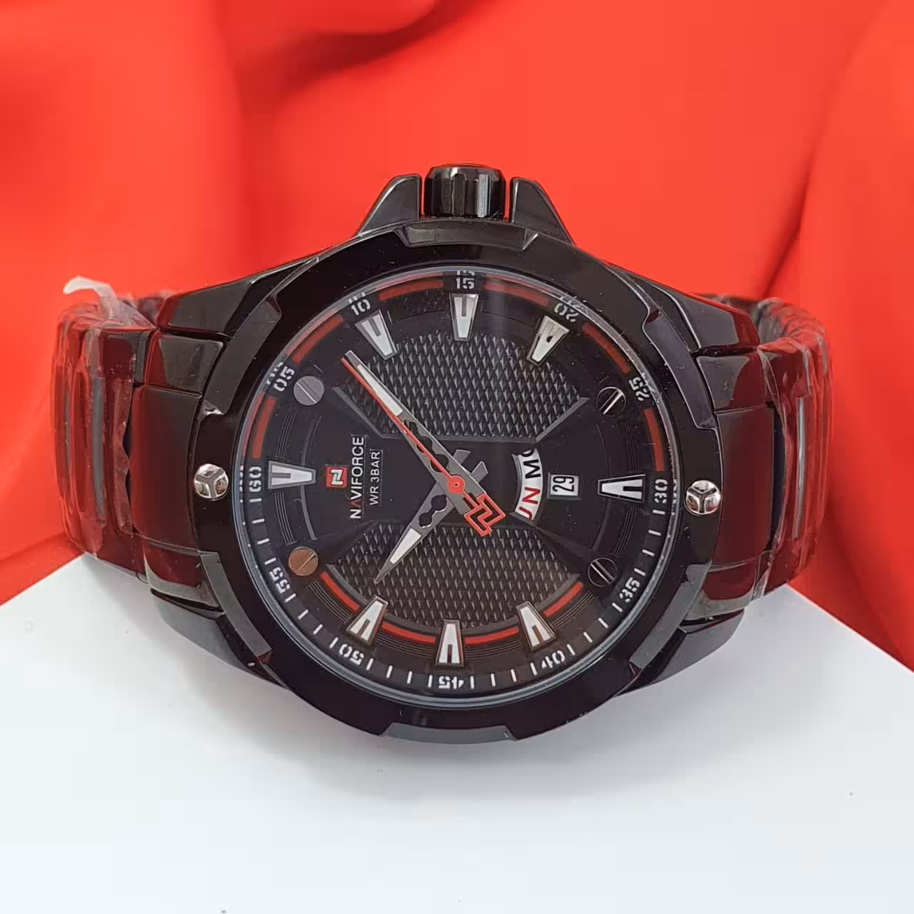 ساعتمچی مردانه ناویفورس اورجینال بند استیل بدنه استیل موتور ژاپن از کمپانی مشهور سیکو تقویم ماهانه naviforce