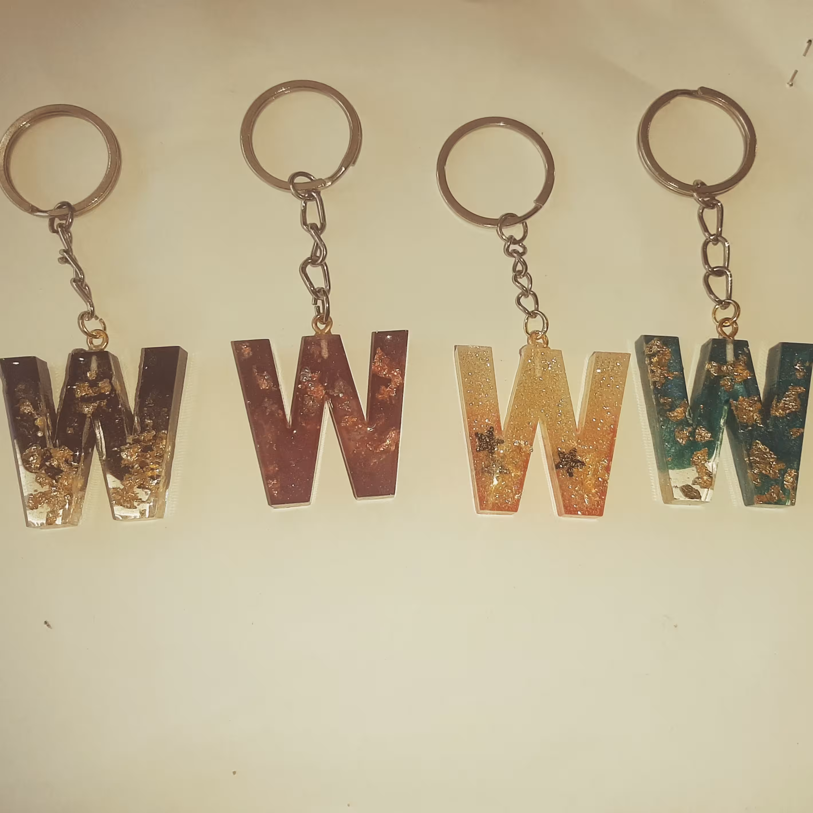 جاکلیدی رزینی مدل حروف انگلیسی W (هزینه ارسال با مشتری )